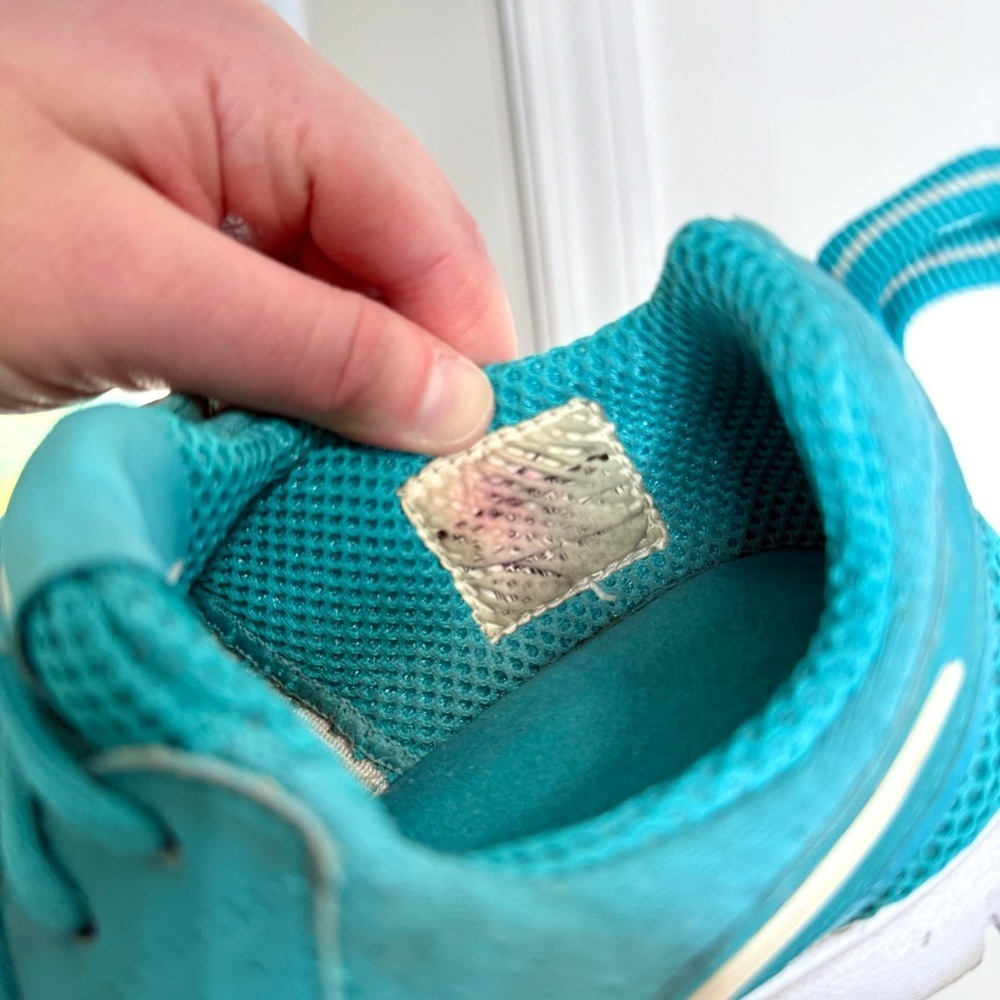 Nike Turquoise Running Shoes with White Swoosh Size 6 Women’s - Picture 16 of 16